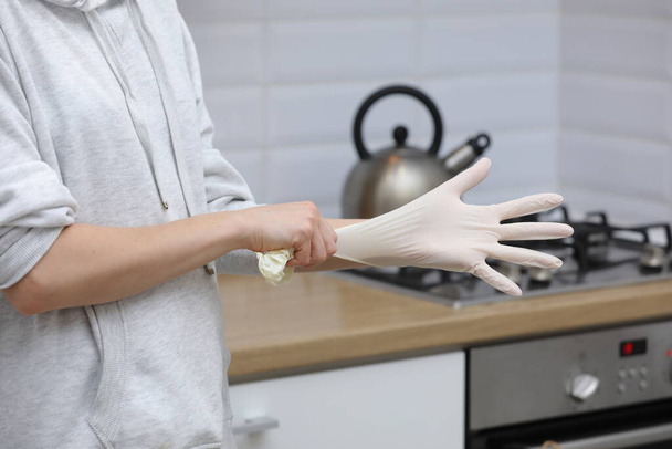 Önlük Giyen Genç Kadının Yakın Çekimi Mutfak Atölyesi. Ev mobilyaları dezenfekte. seçici odak - Fotoğraf, Görsel
