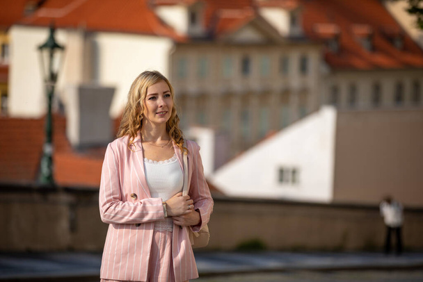 Młoda blondynka zwiedzanie starego miasta Pragi w słoneczny dzień w Republice Czeskiej - Zdjęcie, obraz