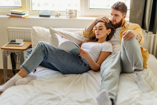 young married couple relax at home - Foto, Bild