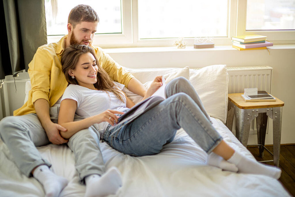 young married couple relax at home - Foto, afbeelding