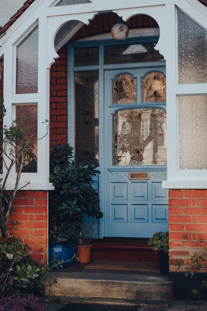 Vidrieras en una puerta de madera azul de una casa tradicional victoriana en Londres, Reino Unido
. - Foto, Imagen