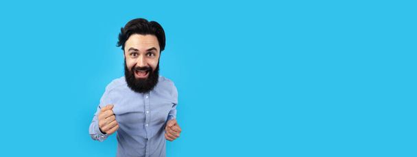 caucasian funny man is feeling happy on blue background, panoramic mock-up - Foto, Bild