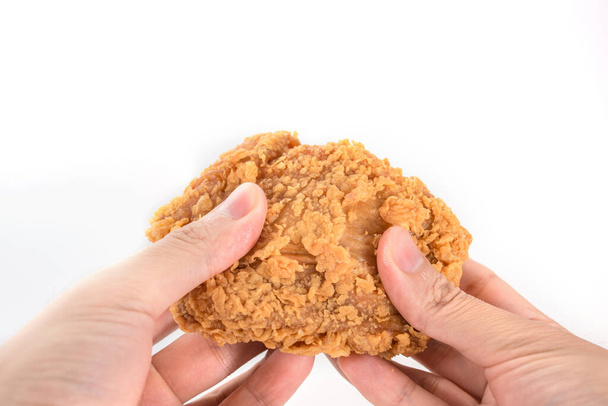 Χέρι κρατήστε τηγανητό κοτόπουλο απομονώνονται σε λευκό - Φωτογραφία, εικόνα