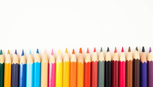 Um close-up de lápis coloridos isolados em um fundo branco
. - Foto, Imagem