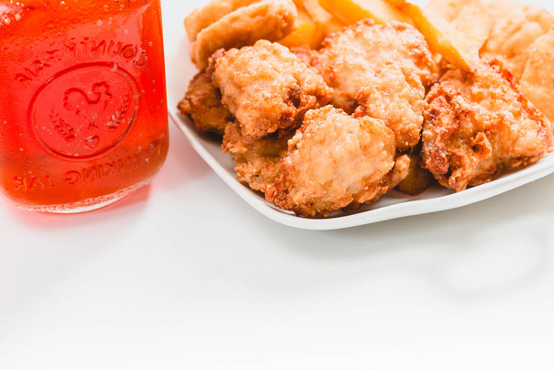 жареная курица в южном стиле с картофелем и меню напитков
 - Фото, изображение