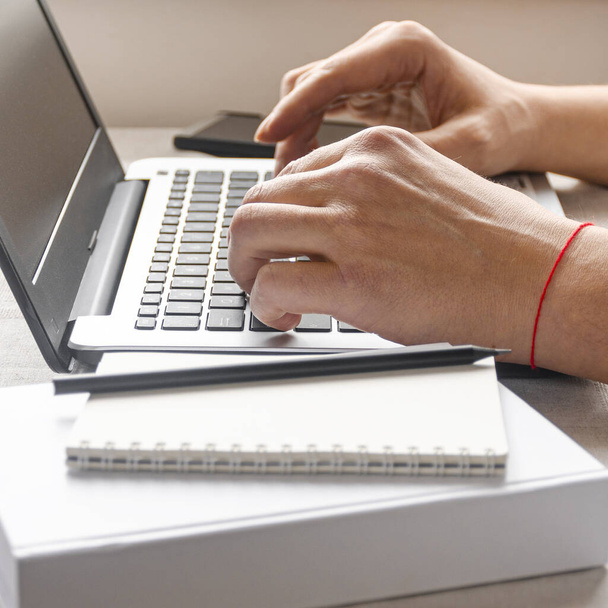 Freelancer koronavirüs salgını sırasında merkezde çalışıyor. Beyaz arkaplan görünümünde boş ekran ile laptop aç - Fotoğraf, Görsel