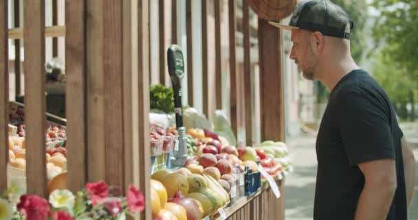 Οι νέοι επιλέγουν φρούτα στο περίπτερο του δρόμου  - Πλάνα, βίντεο
