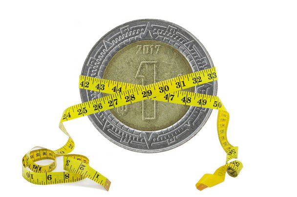 Negocios y finanzas, concepto hipotecario, moneda de 1 peso y cinta métrica, sobre fondo blanco
 - Foto, Imagen