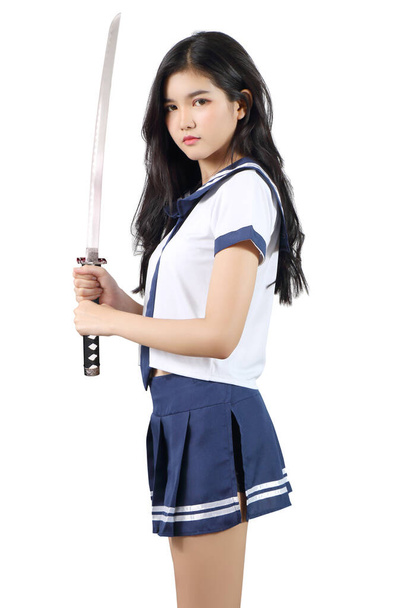 ázsiai nő diák cosplay holding szamuráj és fehér háttér - Fotó, kép