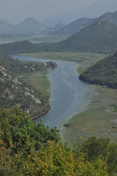 モンテネグロのSkadar湖の一部であるCrnojevia川。丘の間を流れる川の美しい平均でボートで観光クルーズ. - 写真・画像