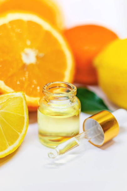 Aceite esencial de naranja sobre un fondo blanco aislado. Enfoque selectivo. alimentos
. - Foto, imagen