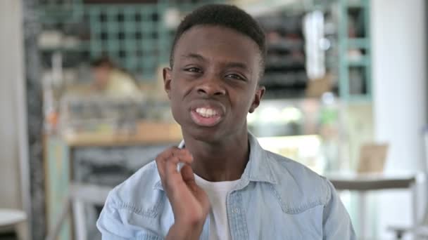 Portret zmęczonego młodego Afrykanina z bólem szyi - Materiał filmowy, wideo