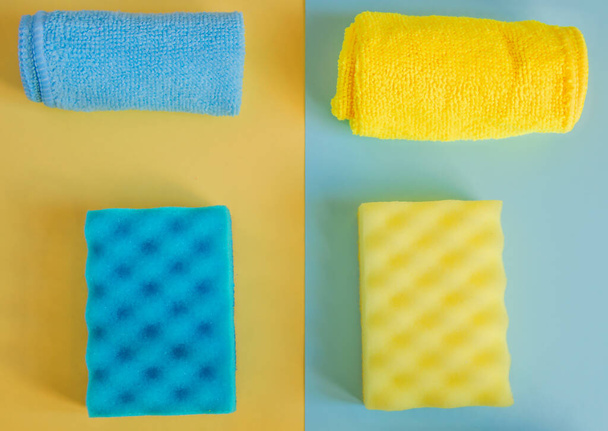 Κουζίνα και μπάνιο κιτ καθαρισμού, κίτρινο και μπλε σφουγγάρια και κουρέλια, άνοιξη έννοια καθαρισμού. - Φωτογραφία, εικόνα