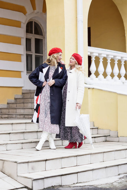 Dos hermosas mujeres de moda en estilo retro está en el stree
 - Foto, imagen
