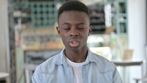 頭痛を持つストレスを受けた若いアフリカ人の肖像 - 映像、動画