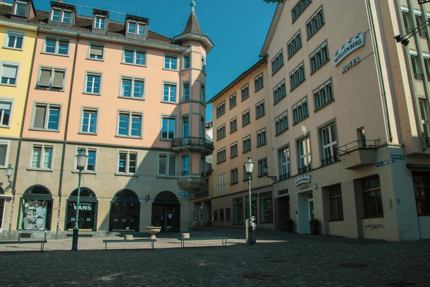 Tyhjiä katuja. Suljetut kaupat. Kadonneita turisteja. Otettu Zürichissä, Sveitsissä, 2. huhtikuuta. Vuosi 2020
 - Valokuva, kuva
