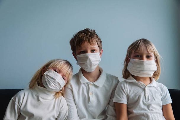 kids with masks, quarantine at home, boy and girls stay home - Zdjęcie, obraz
