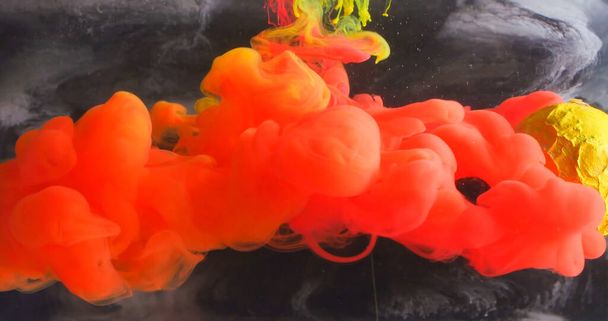 Color de movimiento gota en el agua, Tinta girando, Extracción de tinta colorida
 - Foto, Imagen