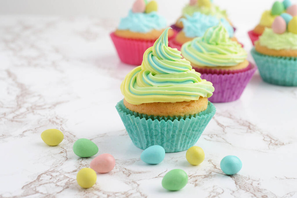 easter cupcakes and chocolate mini eggs - Foto, Imagen