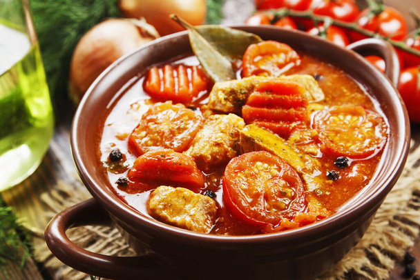 Ragoût de viande aux légumes en sauce tomate
 - Photo, image