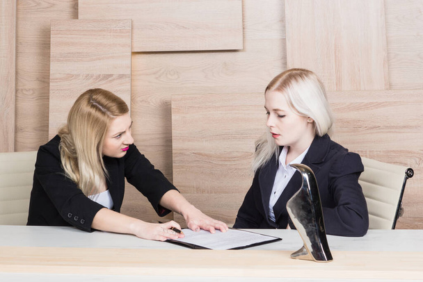 Duas mulheres de negócios são negociações. Eles argumentam:
. - Foto, Imagem
