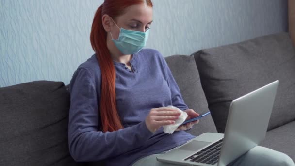 A woman uses a laptop at home in quarantine. - Video, Çekim