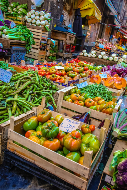 シチリア島カターニアの果物と野菜市場 - 写真・画像
