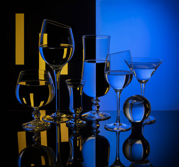 Seis taças de vidro em um fundo colorido
 - Foto, Imagem