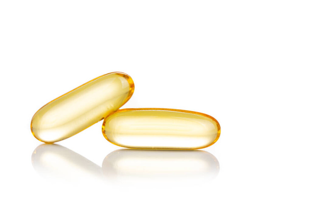 Close-up van de visolie capsule op witte achtergrond. Bevat omega-3 meervoudig onverzadigd zuur EPA en DHA dat hart en gezondheid verbetert. - Foto, afbeelding