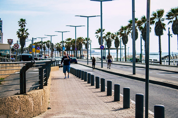 Tel Aviv Israel 4. April 2020 Blick auf Unbekannte, die während der Quarantäne der Bevölkerung durch die leeren Straßen von Tel Aviv laufen, um die Ausbreitung des Coronavirus zu verhindern - Foto, Bild