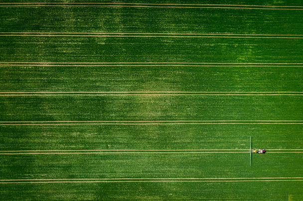 Vue du dessus du petit tracteur sur terrain vert, Pologne
 - Photo, image