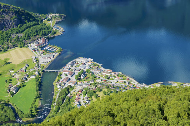 Kilátás az Aurlandswangenre Aurlandsfjordban Stegastein szemszögéből Aurlandban, Norvégiában. - Fotó, kép