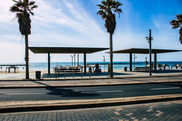 00512 Tel Aviv Israel 4. April 2020 Blick auf eine israelische Polizei, die während der Quarantäne der Bevölkerung am Strand von Tel Aviv patrouilliert, um die Ausbreitung des Coronavirus zu verhindern - Foto, Bild