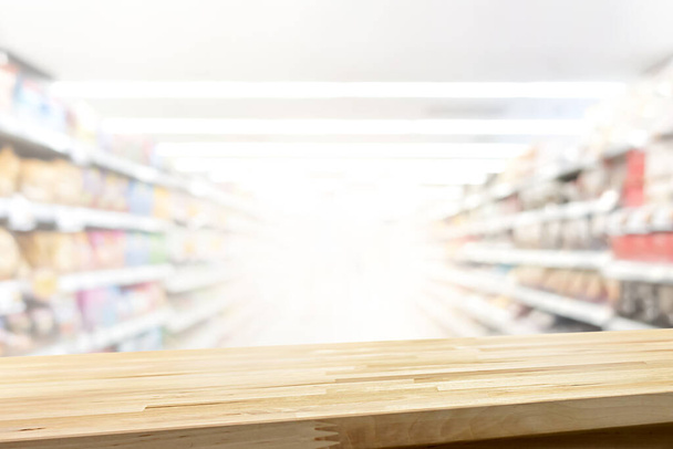 Ξύλινη επιφάνεια τραπεζιού σε φόντο σούπερ μάρκετ για προβολή ή μοντάζ τα προϊόντα σας - Φωτογραφία, εικόνα