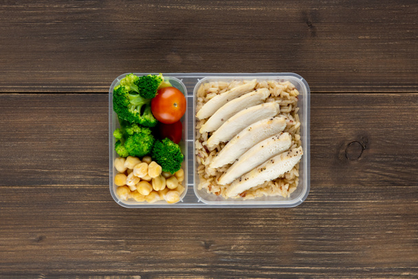 Nutriente densa comida saudável de baixa gordura em caixa de refeição takeaway definido no fundo de madeira vista superior
 - Foto, Imagem