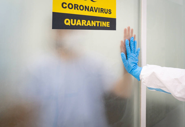 Ένας ασθενής με λοίμωξη covid-19 βρίσκεται σε καραντίνα στο αρνητικό δωμάτιο, ενώ ένας γιατρός παρέχει θεραπείες και υποστήριξη. coronavirus, ιατρική, ιατρική έννοια - Φωτογραφία, εικόνα