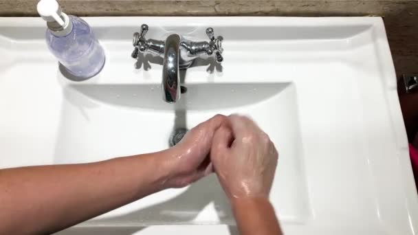 Koronawirus żel do dezynfekcji rąk dla czystej higieny rąk Wirus korony rozprzestrzenia profilaktykę. Kobieta używająca alkoholu zamiast mycia rąk. Prawdziwe wideo w czasie rzeczywistym - Materiał filmowy, wideo