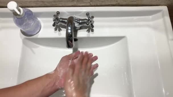 Coronavirus mão desinfetante gel desinfetante para limpar as mãos higiene corona vírus propagação prevenção. Mulher usando álcool esfregar alternativa para lavar as mãos. Tempo real de vídeo - Filmagem, Vídeo