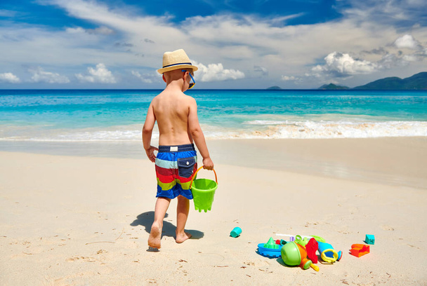 Enfant de trois ans jouant avec des jouets de plage sur la plage. Vacances d'été en famille aux Seychelles, Mahe. - Photo, image