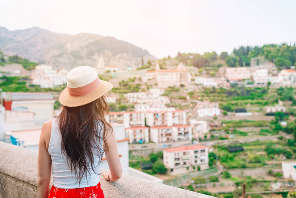 Letní dovolená v Itálii. Mladá žena v Positano Village na pozadí, Amalfi Coast, Itálie - Fotografie, Obrázek