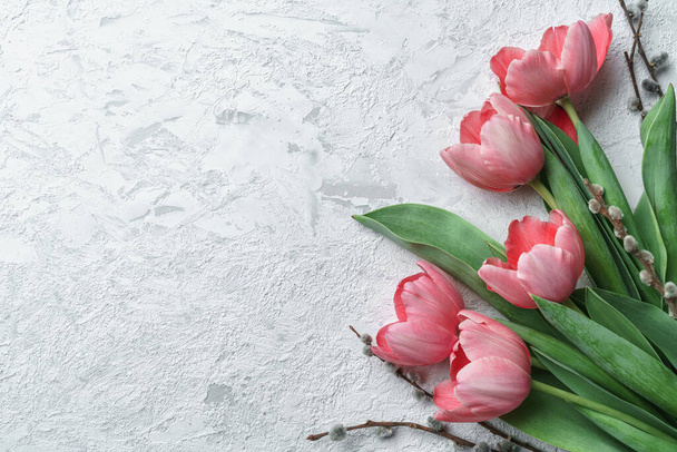 Rózsaszín tulipán virágok fehér kő háttér. Anyák napi üdvözlőlap, március 8., Boldog Húsvétot. Várom a tavaszt. Üdvözlőlap. Lapos fekvésű, felülnézet - Fotó, kép