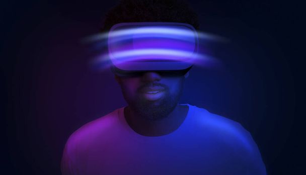 Collage créatif de l'homme noir incroyable dans le casque VR
 - Photo, image