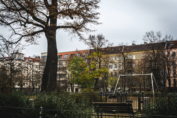 秋にベルリンの家。秋にベルリンの近所。フリードリヒスハーン - 写真・画像