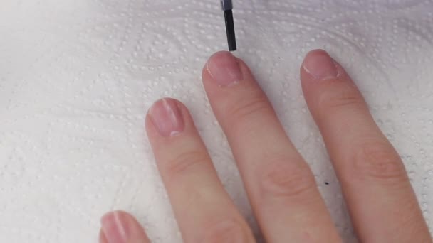 Mujer joven que aplica un enlace deshidratador de imprimación basado en las uñas para ayudar a promover la adhesión. Manicura de uñas
 - Imágenes, Vídeo