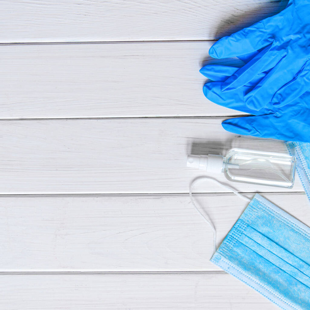 白い背景に薄い青の医療用ラテックス手袋とフェイスシールドのペア。使い捨てゴム医療用手袋とマスク。保護対象 - 写真・画像