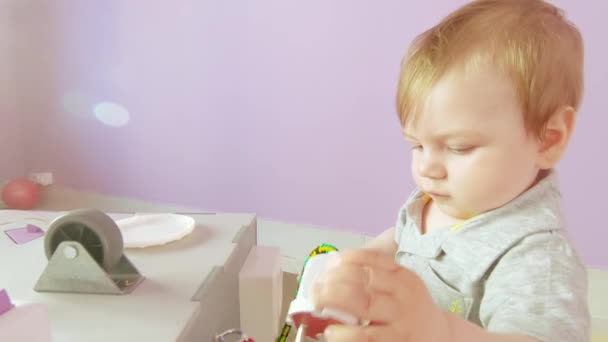 Baby plays with busy cube - Felvétel, videó