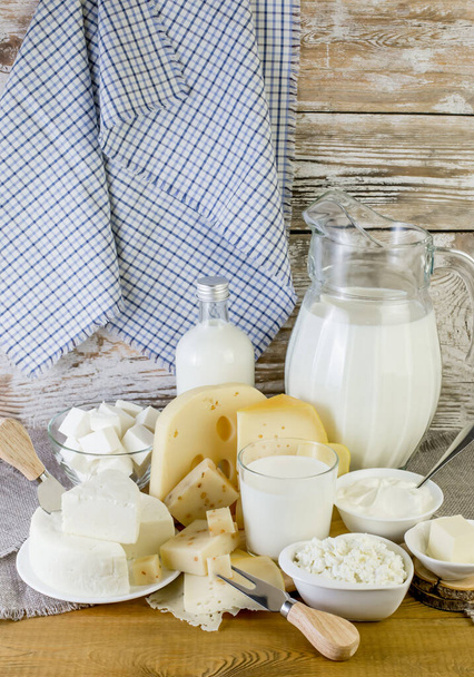 Свіжі Молочні продукти на дерев'яному столі
. - Фото, зображення