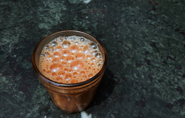 Indischer Tee im Glasbecher - Foto, Bild
