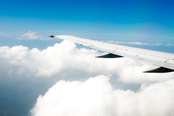 Крыло самолета в высоту во время полета - Фото, изображение