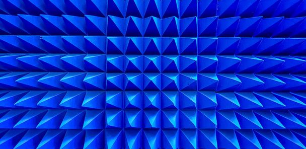 Fond bleu de pointe de la pyramide de mousse acoustique
 - Photo, image